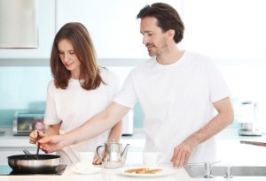 Suami istri masak bareng