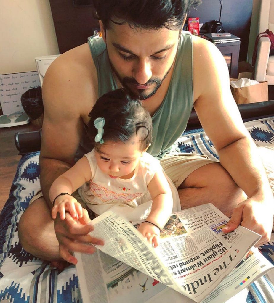 Kunal Kemmu dan Inaaya membaca koran pagi