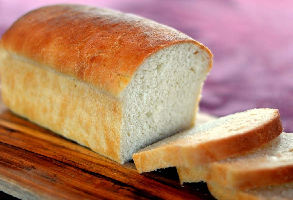 Roti putih dan roti cokelat terlihat berbeda karena cara pengolahannya