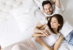 Istri muda dan suami di tempat tidur