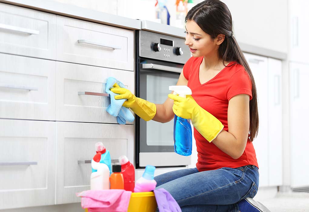 membersihkan rumah dengan sarung tangan