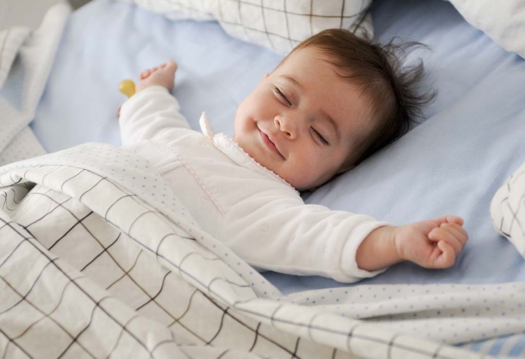Seorang bayi tidur dengan nyaman di tempat tidur
