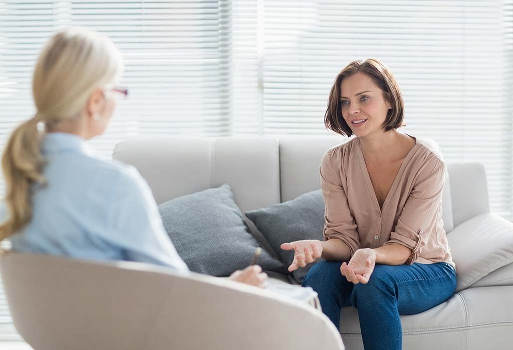 wanita berbicara dengan terapis