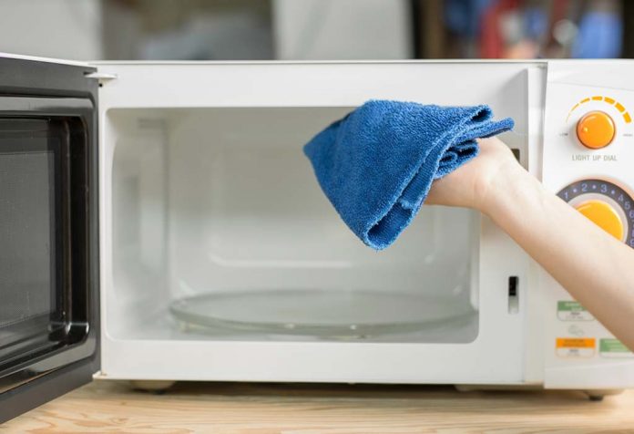 Cara Membersihkan Microwave - 8 Peretasan Mudah