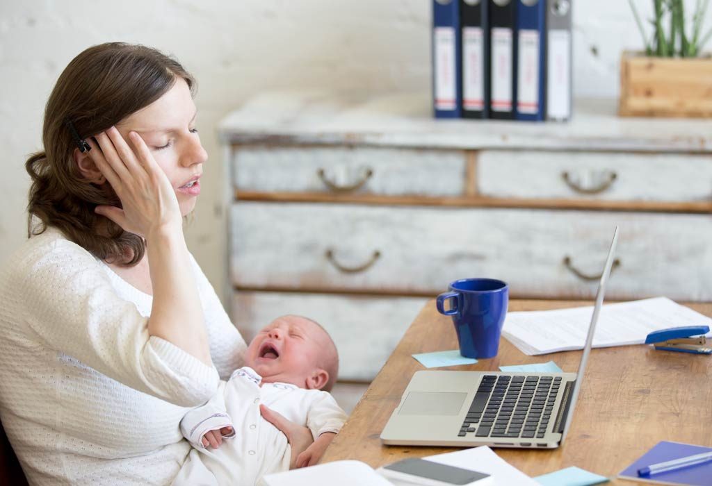 Seorang ibu baru mengelola bayi dan pekerjaannya