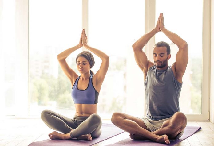 10 Hal yang Harus Dipakai Saat Berlatih Yoga