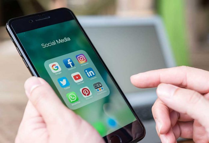 8 Cara Media Sosial Merusak Hubungan Anda