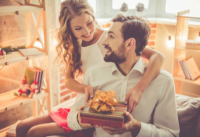 20 Ide Hadiah Ulang Tahun Terbaik untuk Suami Anda