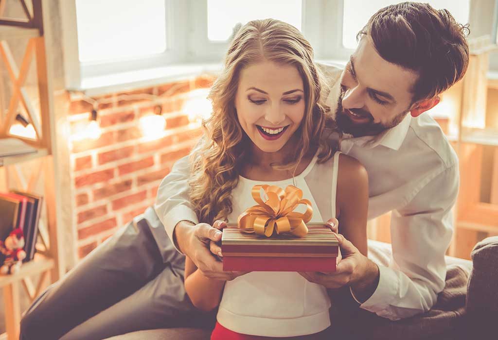 suami mengejutkan istri dengan hadiah