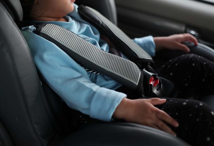 Ulasan: Kursi Mobil Babyhug Safe Journey Menghadap ke Depan dalam Warna Hitam