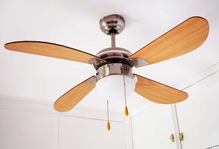 cara paling aman dan efektif membersihkan kipas angin plafon di rumah Anda