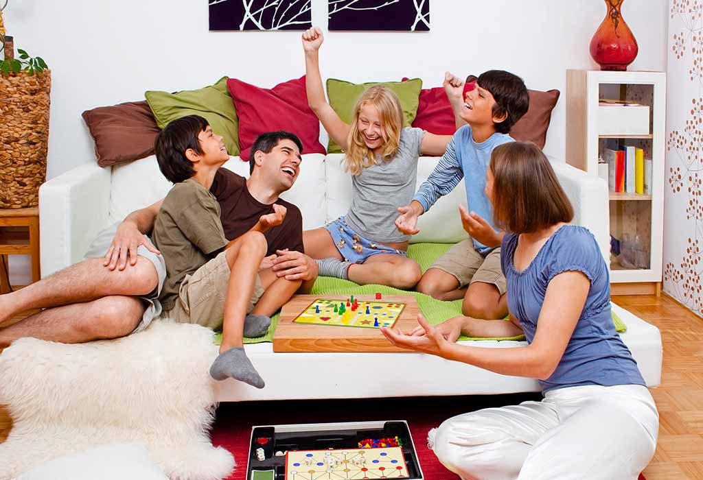 Keluarga bahagia menikmati permainan papan