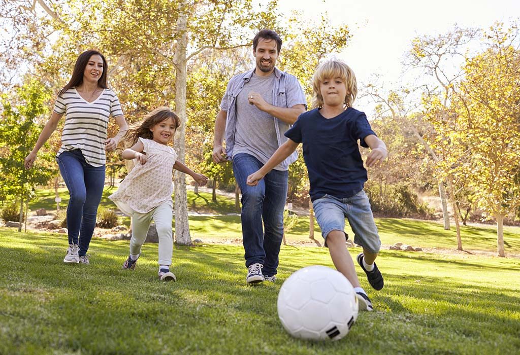 keluarga bermain sepak bola