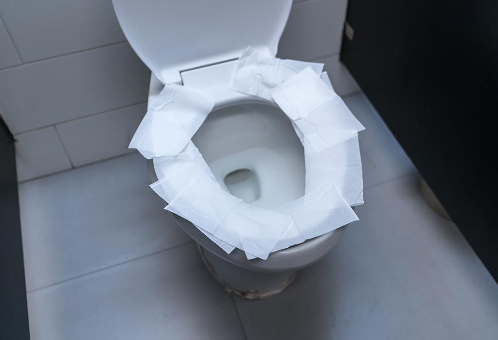 Kertas toilet di kursi toilet