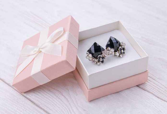 9 Hadiah Perhiasan untuk Istri Anda Yang Akan Membuatnya Jatuh Cinta Lagi Kepada Anda
