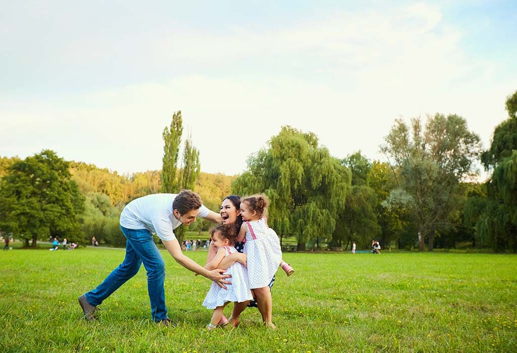 Sebuah keluarga menghabiskan waktu bersama di taman