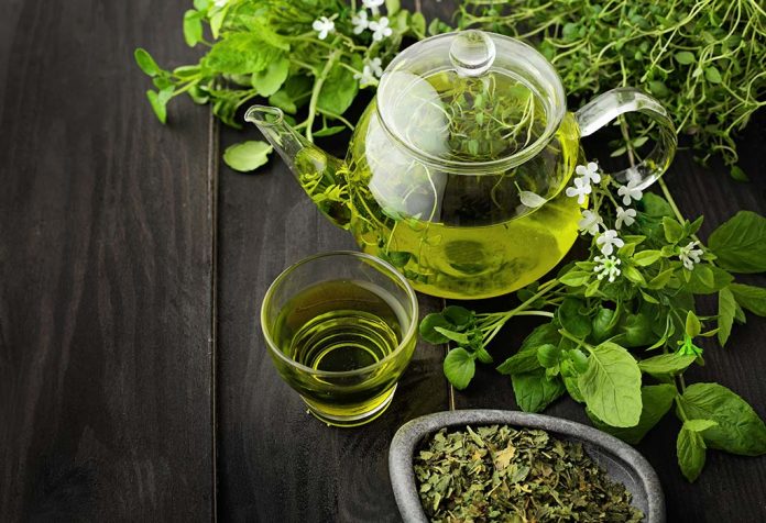 berapa cangkir teh hijau dalam sehari yang bisa Anda minum?