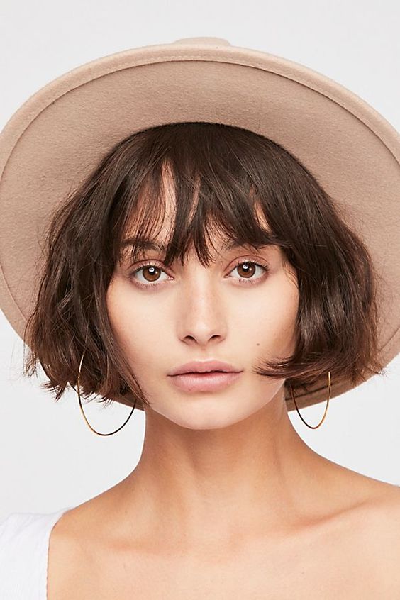 10 Gaya Rambut Sempurna Yang Terlihat Menakjubkan Dengan Topi