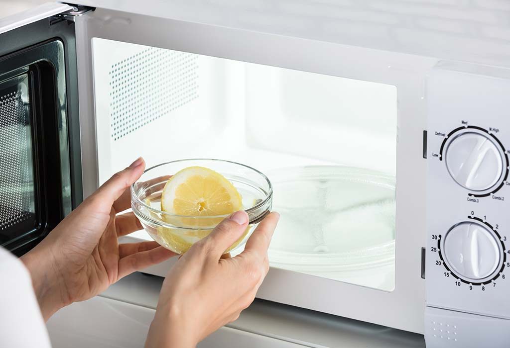 Solusi lemon untuk membersihkan microwave