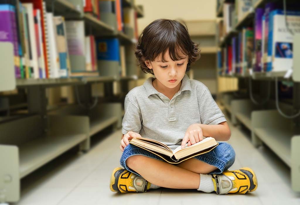 Seorang anak sedang membaca buku