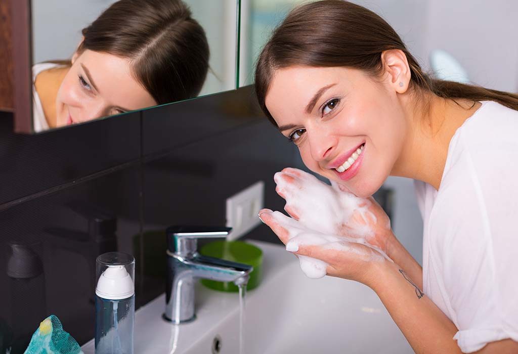 Seorang wanita mencuci wajahnya