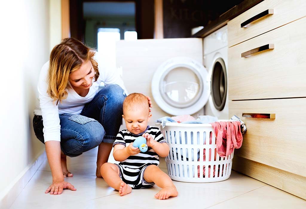 Seorang ibu mencuci pakaian