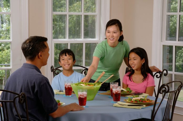 Cara Menurunkan Berat Badan Dengan Makan Makanan yang Sama dengan Keluarga Anda