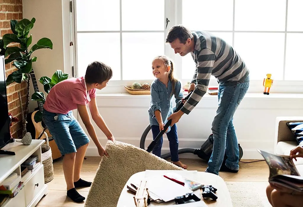 Seorang ayah membersihkan rumahnya bersama anak-anaknya