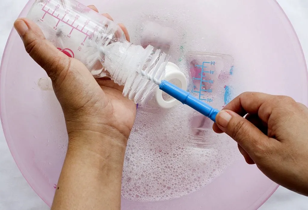 Seorang ibu membersihkan botol bayi