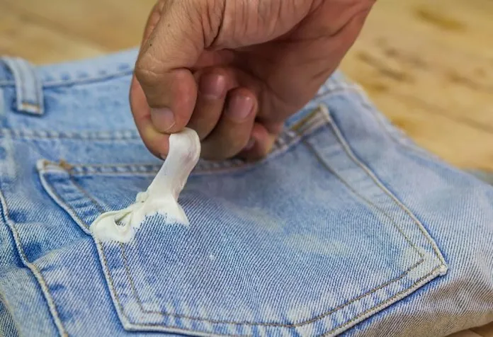 cara menghilangkan permen karet dari pakaian