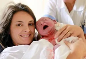 Ibu dan anak yang bahagia hanya beberapa saat setelah melahirkan