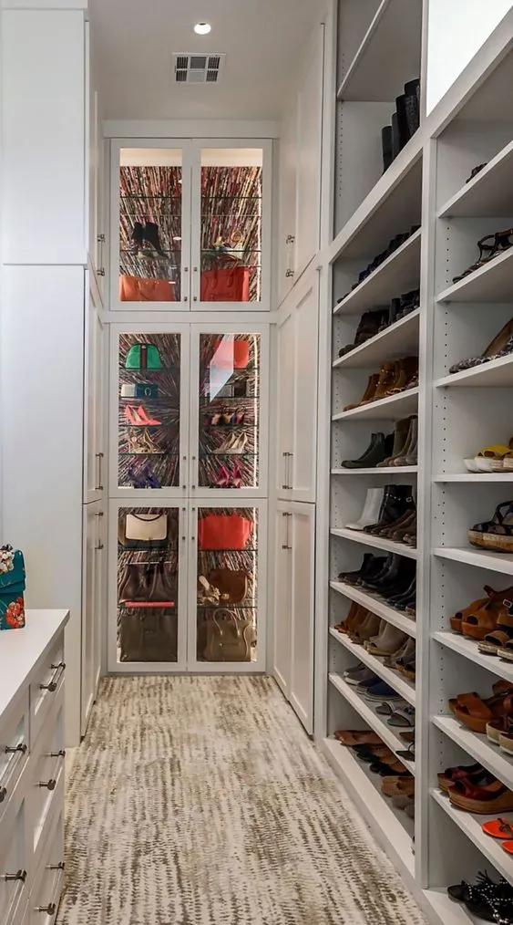 Ide Walk-in Closet Kecil Yang Menarik Secara Visual dan Terjangkau