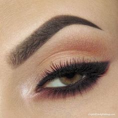 20 Gaya Eyeliner yang Bisa Kamu Coba untuk Mata Tebal dan Cantik