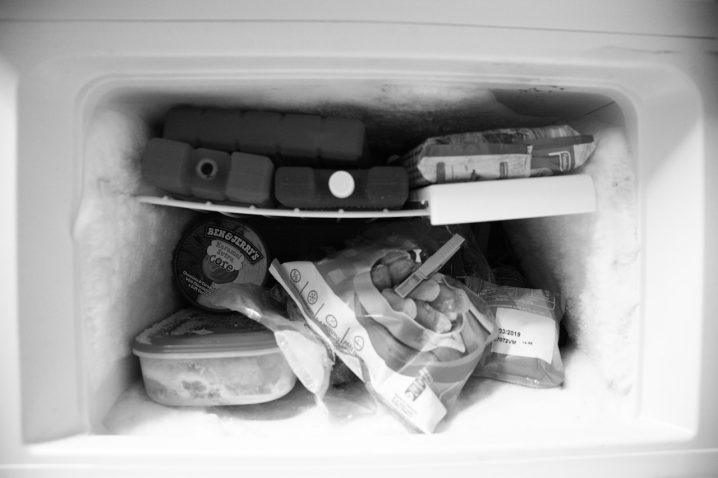Cara Benar Mencairkan, Membersihkan, dan Merawat Freezer Anda