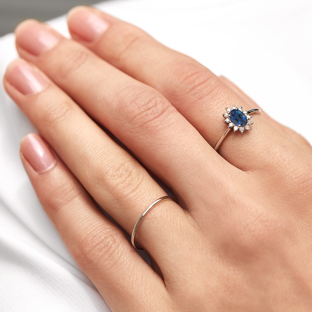 Batu permata biru terindah dalam perhiasan