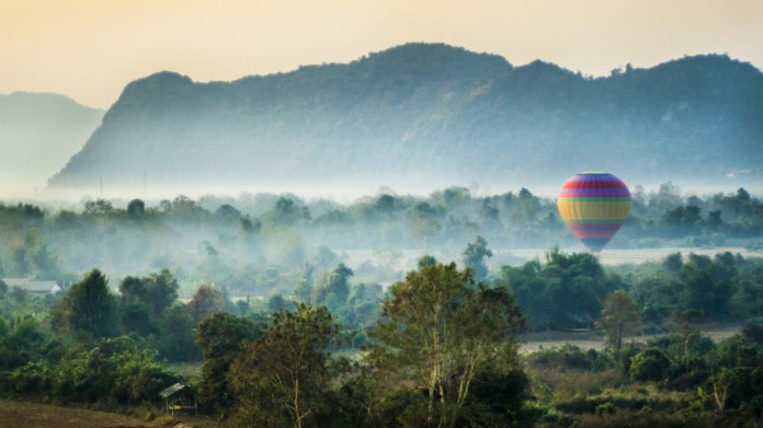 Berapa biaya perjalanan ke Laos dari India?