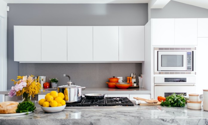 Fakta Membersihkan Dapur: Apa Pengaruh Pembersih Oven Pada Meja Dapur?