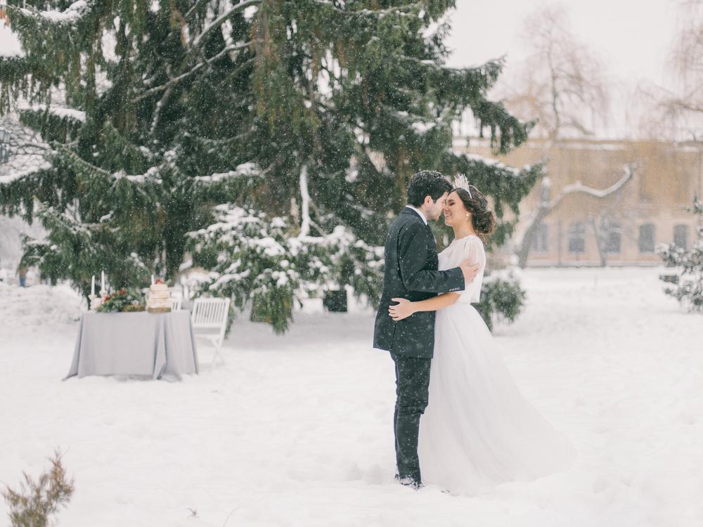 5 Ide Pernikahan Musim Dingin Jarak Sosial untuk Pasangan