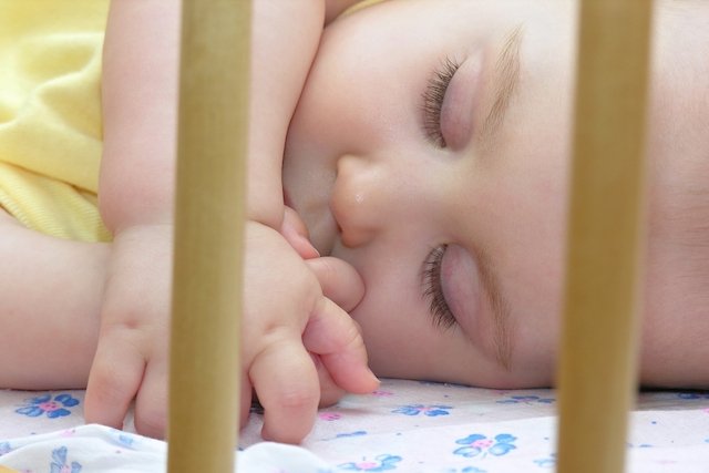 7 langkah membuat bayi tidur sendiri di boks bayi_0