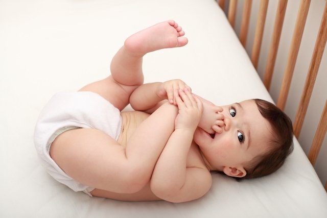 Perkembangan bayi pada usia 7 bulan: berat badan, tidur dan makanan_0