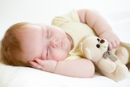 Berapa jam yang dibutuhkan bayi untuk tidur berdasarkan usia (0 hingga 3 tahun)_0