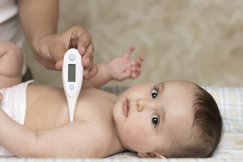 Demam pada bayi: berapa derajat, penyebab dan apa yang harus dilakukan_0